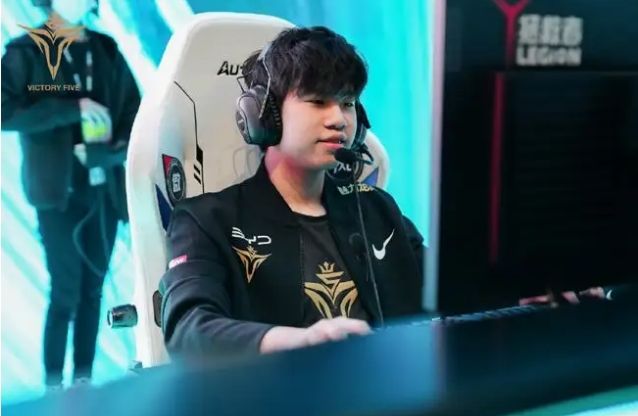 足球发展的 足球发展的